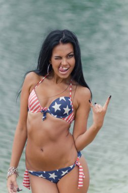 Kız ile Amerikan bayrağı sahilde