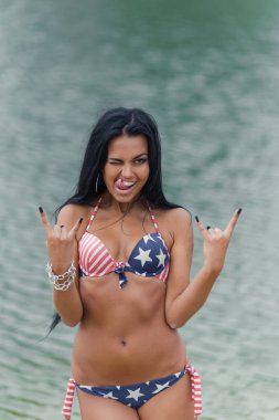 Kız ile Amerikan bayrağı sahilde