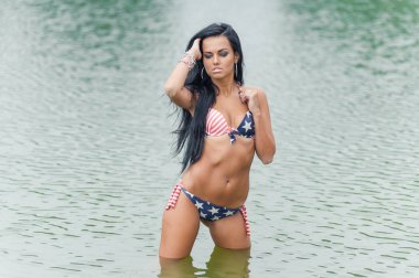 Kız ile Amerikan bayrağı sahilde