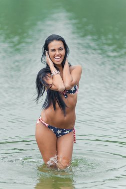 Kız ile Amerikan bayrağı sahilde