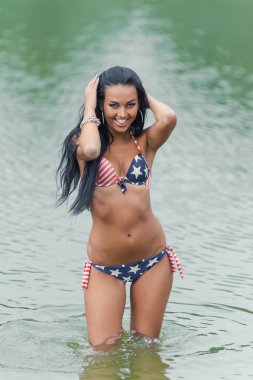 Kız ile Amerikan bayrağı sahilde