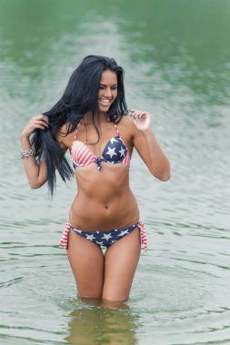 Kız ile Amerikan bayrağı sahilde