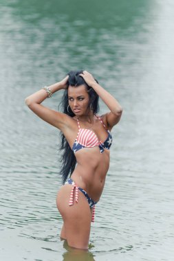 Kız ile Amerikan bayrağı sahilde