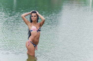 Kız ile Amerikan bayrağı sahilde