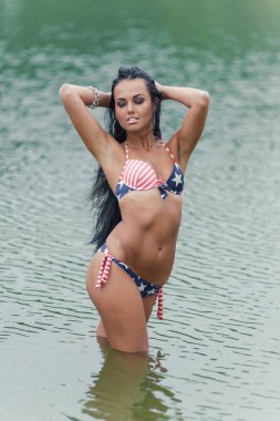 Kız ile Amerikan bayrağı sahilde