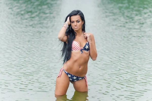 Chica en la playa con bandera americana —  Fotos de Stock