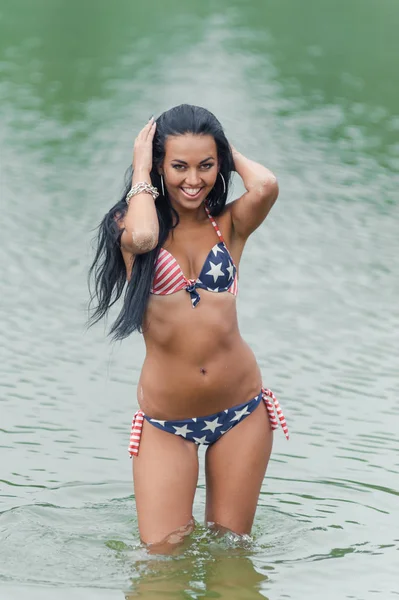 Kız ile Amerikan bayrağı sahilde