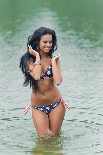 Kız ile Amerikan bayrağı sahilde