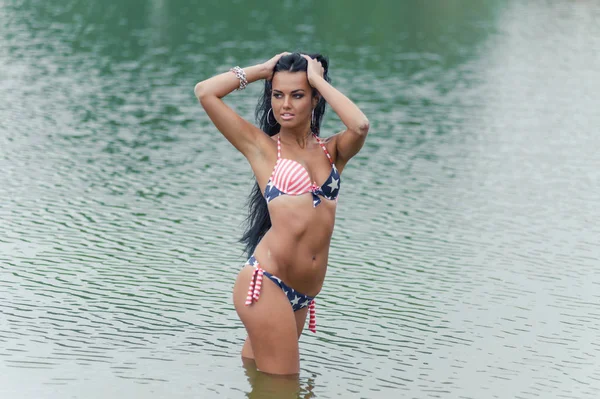 Kız ile Amerikan bayrağı sahilde