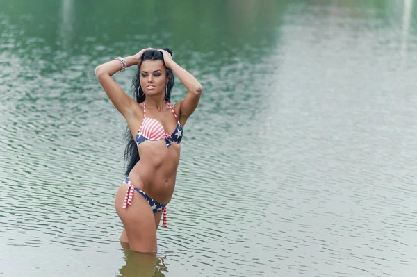 Kız ile Amerikan bayrağı sahilde