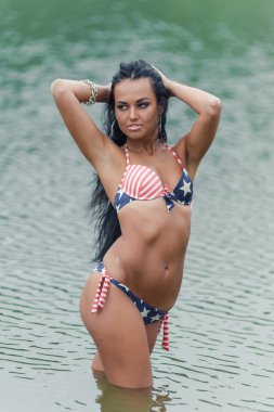 Kız ile Amerikan bayrağı sahilde