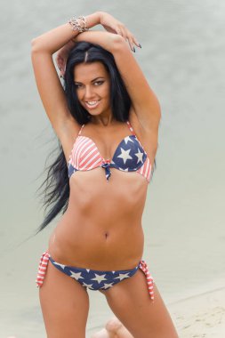 Kız ile Amerikan bayrağı sahilde