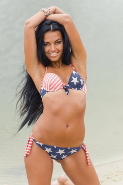 Kız ile Amerikan bayrağı sahilde