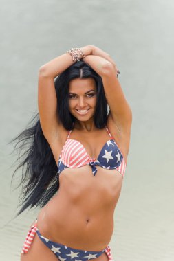 Kız ile Amerikan bayrağı sahilde