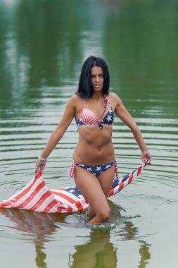 Kız ile Amerikan bayrağı sahilde