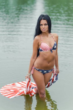 Kız ile Amerikan bayrağı sahilde