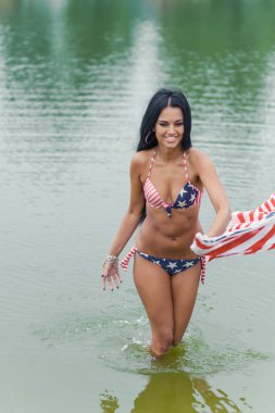 Kız ile Amerikan bayrağı sahilde