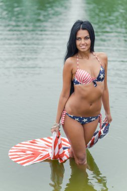 Kız ile Amerikan bayrağı sahilde