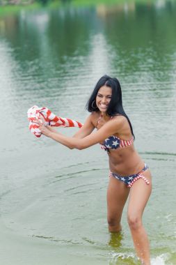 Kız ile Amerikan bayrağı sahilde