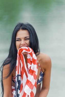 Kız ile Amerikan bayrağı sahilde