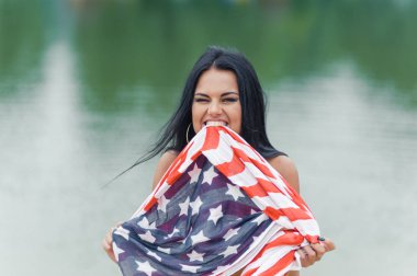 Kız ile Amerikan bayrağı sahilde