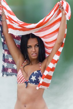 Kız ile Amerikan bayrağı sahilde