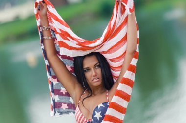 Kız ile Amerikan bayrağı sahilde