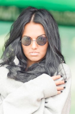 Güzel esmer kız teşkil etmektedir siyah gözlük