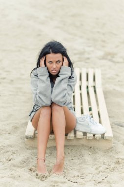 Bir siyah mayo sahilde poz güzel esmer kız