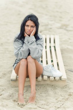 Bir siyah mayo sahilde poz güzel esmer kız