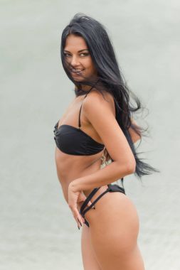 Bir siyah mayo sahilde poz güzel esmer kız