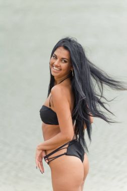 Bir siyah mayo sahilde poz güzel esmer kız