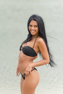 Bir siyah mayo sahilde poz güzel esmer kız