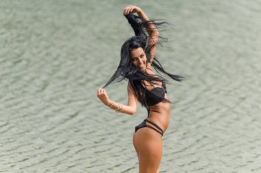 Bir siyah mayo sahilde poz güzel esmer kız