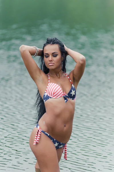 Kız ile Amerikan bayrağı sahilde