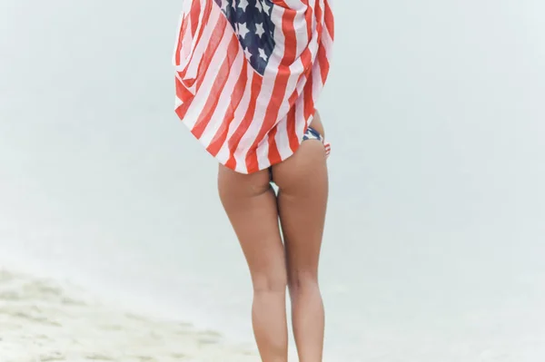 Deporte Chica con cuerpo atlético en la playa — Foto de Stock