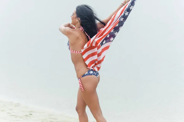 Deporte Chica con cuerpo atlético en la playa — Foto de Stock