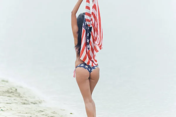 Deporte Chica con cuerpo atlético en la playa — Foto de Stock