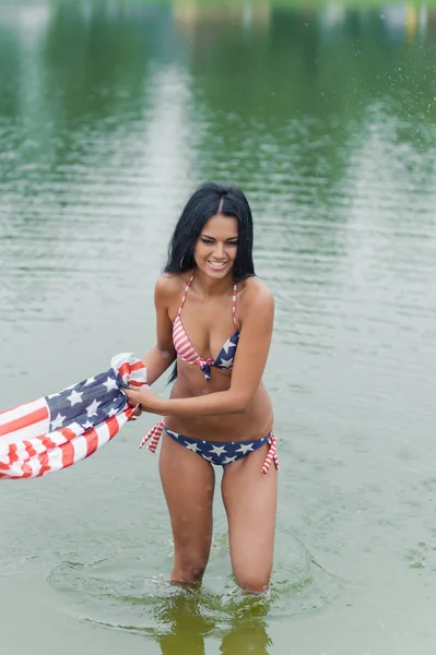 Kız ile Amerikan bayrağı sahilde