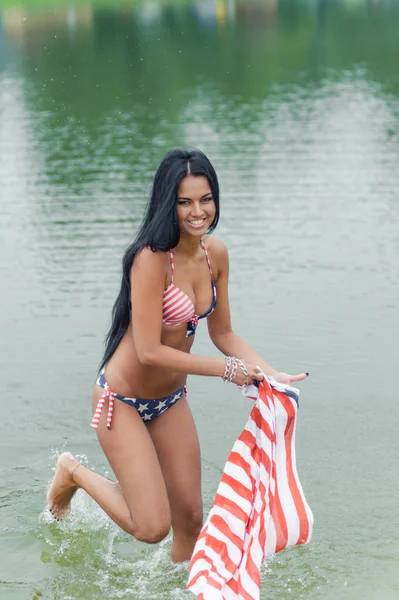 Kız ile Amerikan bayrağı sahilde