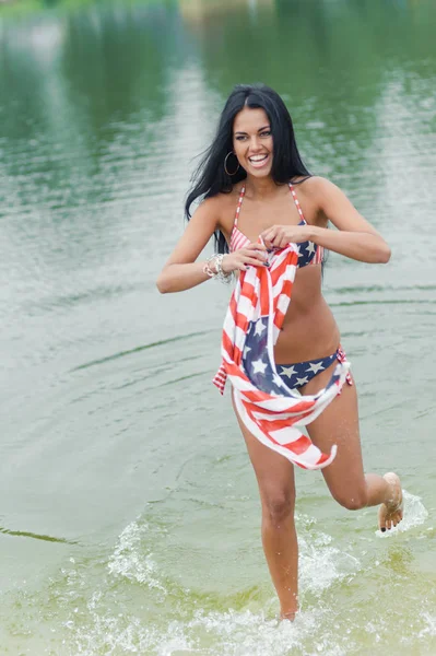 アメリカの国旗が付いている浜の女の子 — ストック写真