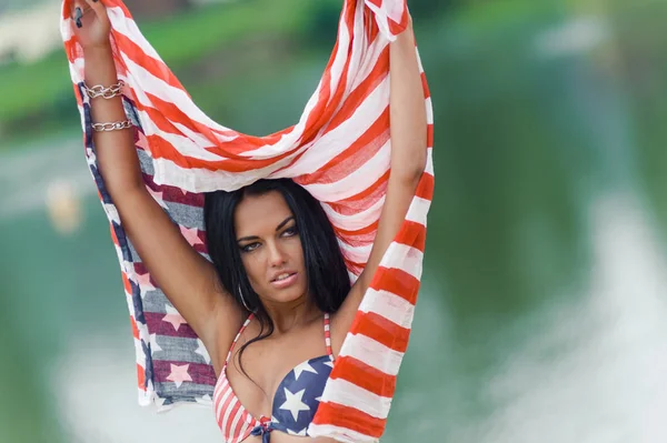 Kız ile Amerikan bayrağı sahilde