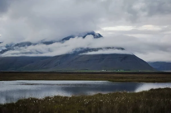 Beau paysage d'Islande, pays de geysers, volcans, glaciers, cascades, sources thermales — Photo