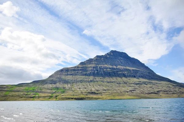 Vackra landskapet på Island, länder av gejsrar, vulkaner, glaciärer, vattenfall, varma källor — Stockfoto
