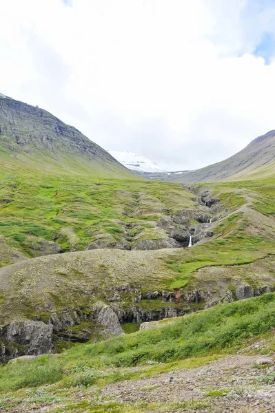 Hermoso paisaje de Islandia, países de géiseres, volcanes, glaciares, cascadas, aguas termales — Foto de Stock