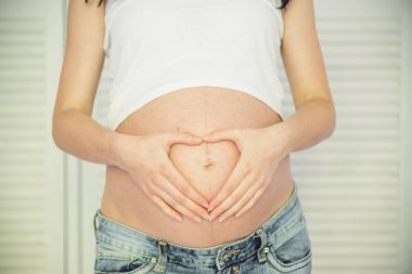 Hamile bir kadının karnı.