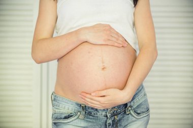 Hamile bir kadının karnı.