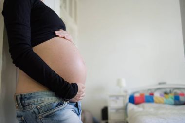 Hamile bir kadının karnı.