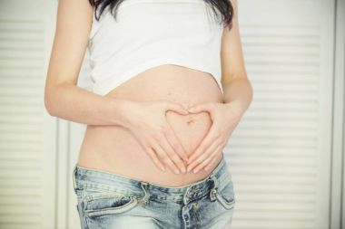 Hamile bir kadının karnı.