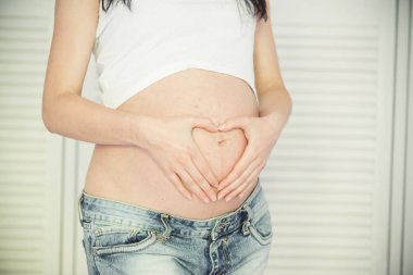 Hamile bir kadının karnı.